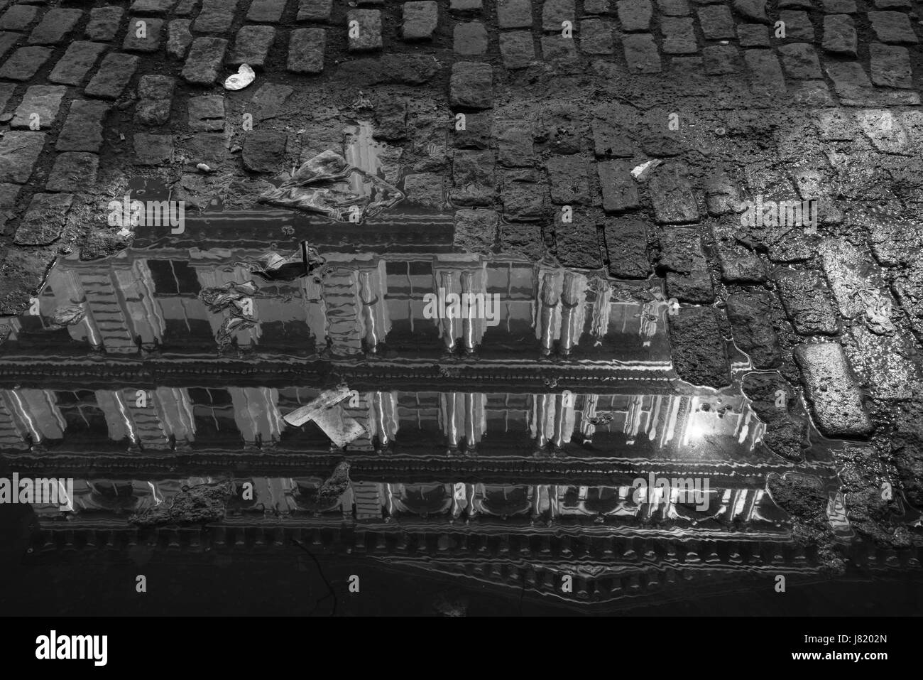 La réflexion d'un bâtiment dans une flaque d'eau dans les rues de New York Banque D'Images