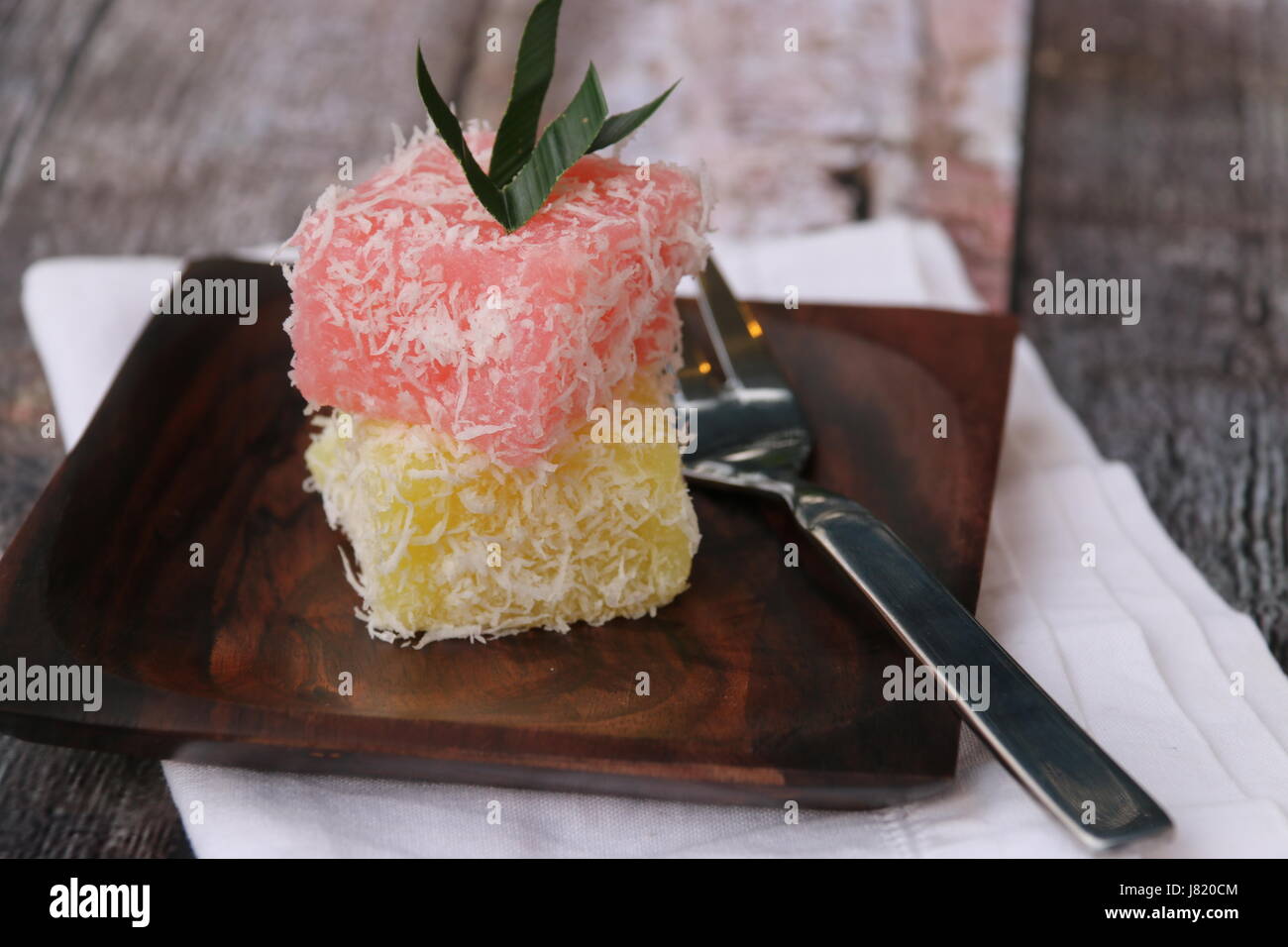 Ongol Singkong Ongol Le Gateau De Manioc A La Noix De Coco Un Casse Croute Traditionnel A Java En Indonesie Photo Stock Alamy Ongol Singkong Ongol Le Gateau De Manioc A La Noix De Coco Un Casse Croute Traditionnel A Java En Indonesie Photo Stock Alamy