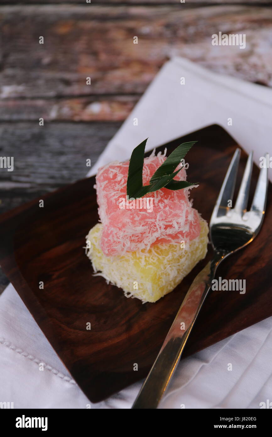 Ongol Singkong Ongol Le Gateau De Manioc A La Noix De Coco Un Casse Croute Traditionnel A Java En Indonesie Photo Stock Alamy Ongol Singkong Ongol Le Gateau De Manioc A La Noix De Coco Un Casse Croute Traditionnel A Java En Indonesie Photo Stock Alamy