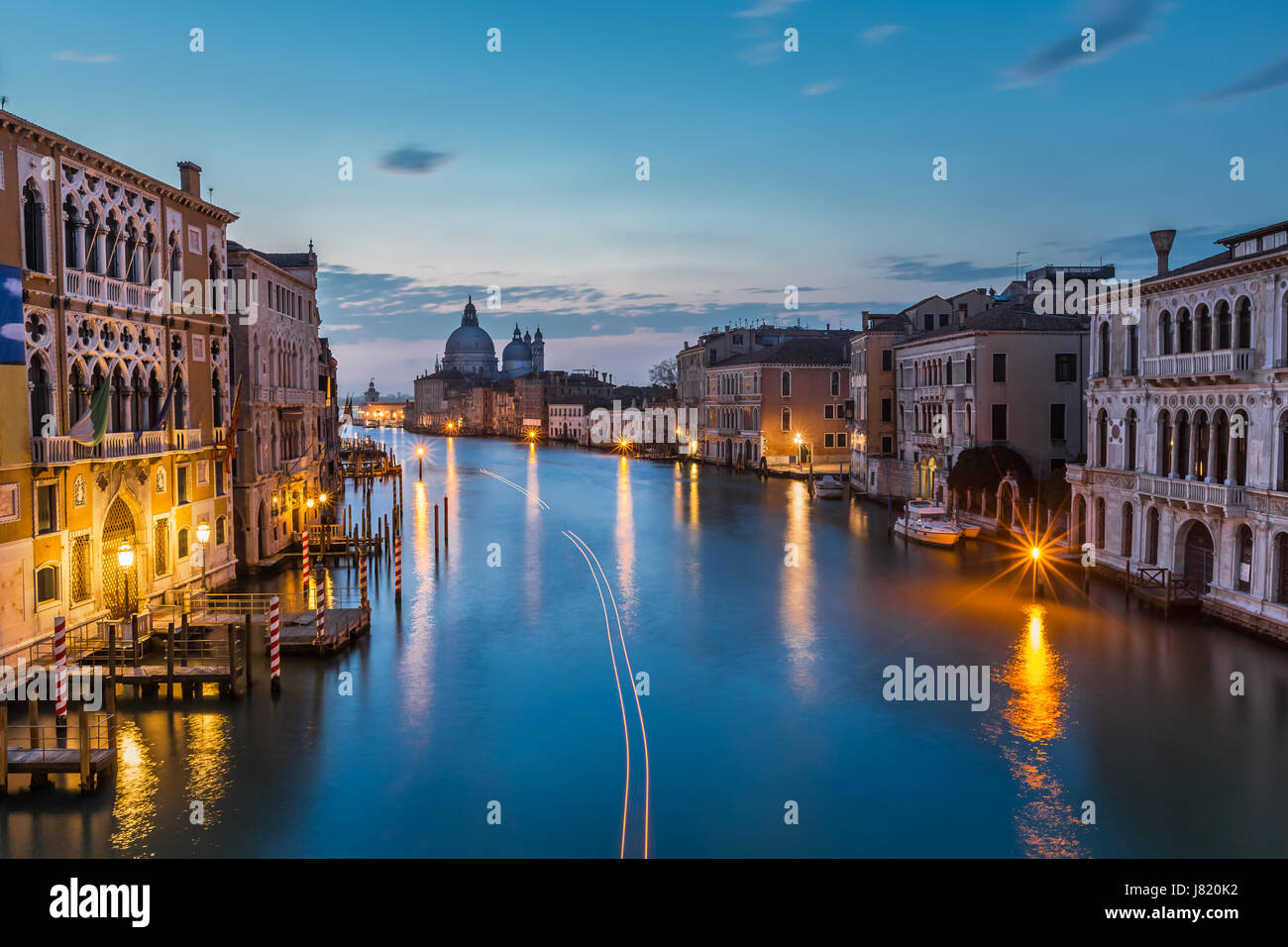 Vue sur le Grand Canal et l'église Santa Maria della Salute de pont de l'Accademia, Venise, Italie Banque D'Images