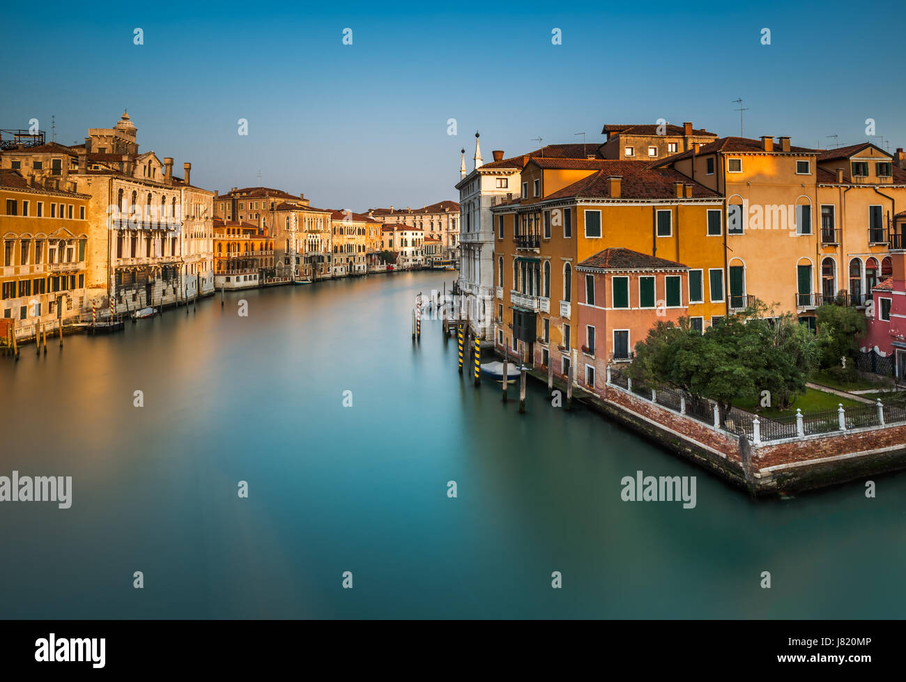 Vue sur Grand Canal de pont de l'Accademia au lever du soleil, Venise, Italie Banque D'Images