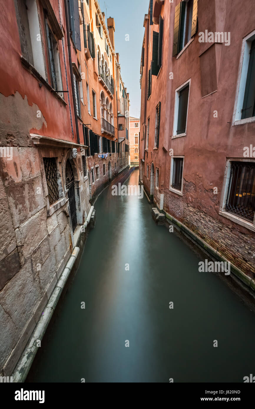 Canal étroit entre les maisons de briques colorées vieux à Venise, Italie Banque D'Images