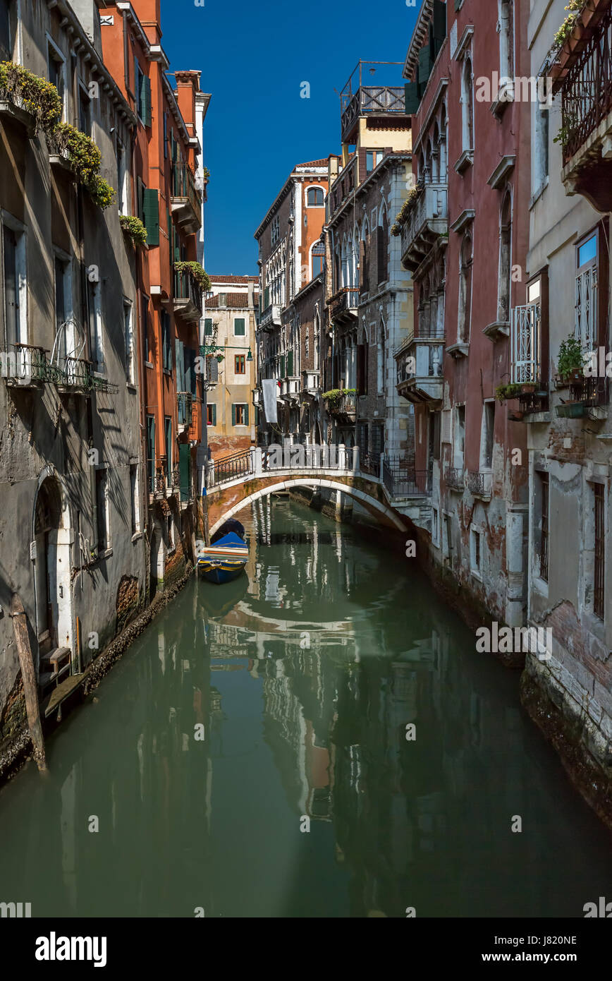 Canal typique, pont et bâtiments historiques à Venise, Italie Banque D'Images