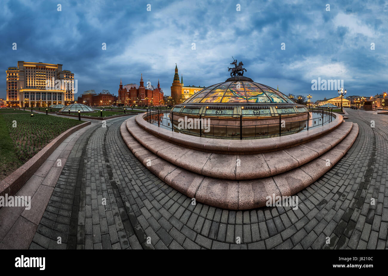 Panorama de Manege Square et Kremlin de Moscou le soir, Moscou, Russie Banque D'Images