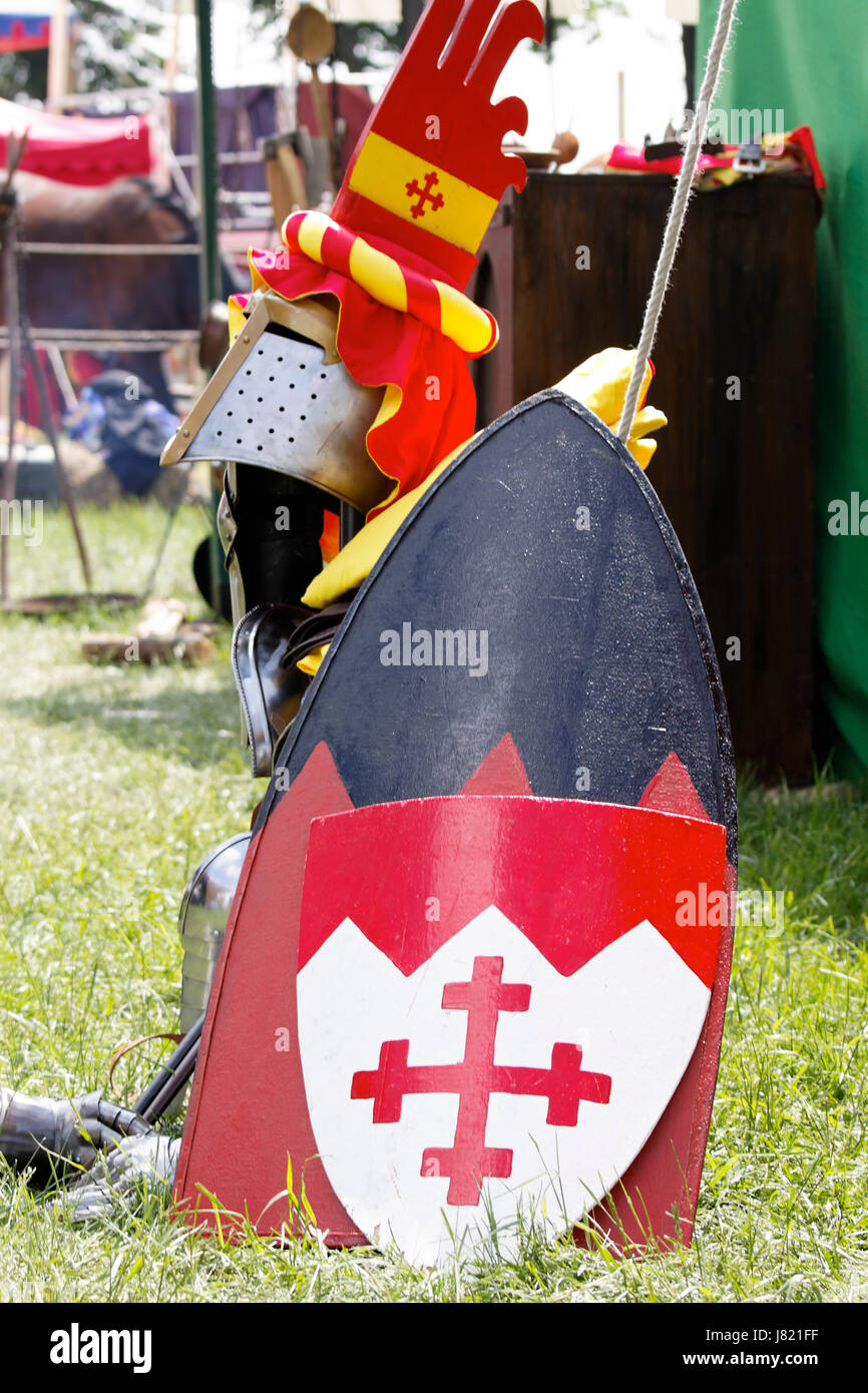 Figurine Cyrnos Moyen Âge – Cavalier Casqué Avec épée Et Bouclier Croix – Occasion