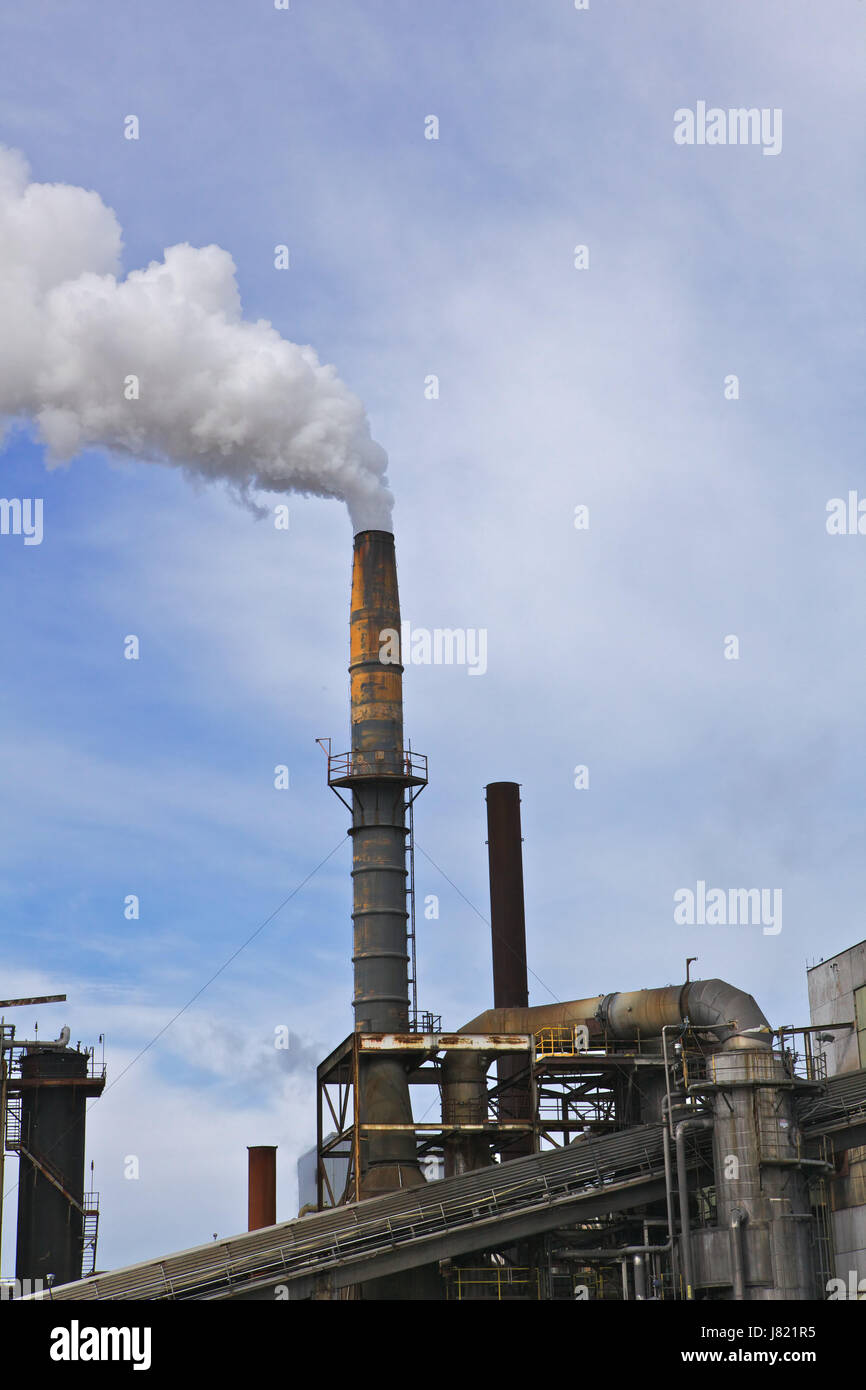 Fumée fumer fume fume tour bleue gros gros énorme puissante extrême Banque D'Images