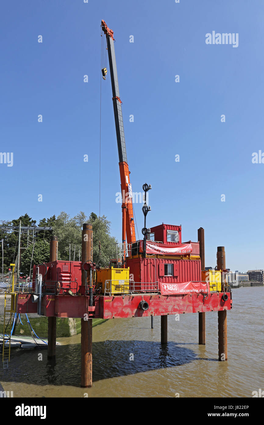 Une plate-forme de construction barge à Shadwell Basin sur la Tamise à l'Est de Londres s'engage un travail préliminaire pour le projet de tunnel Thames Tideway. Banque D'Images