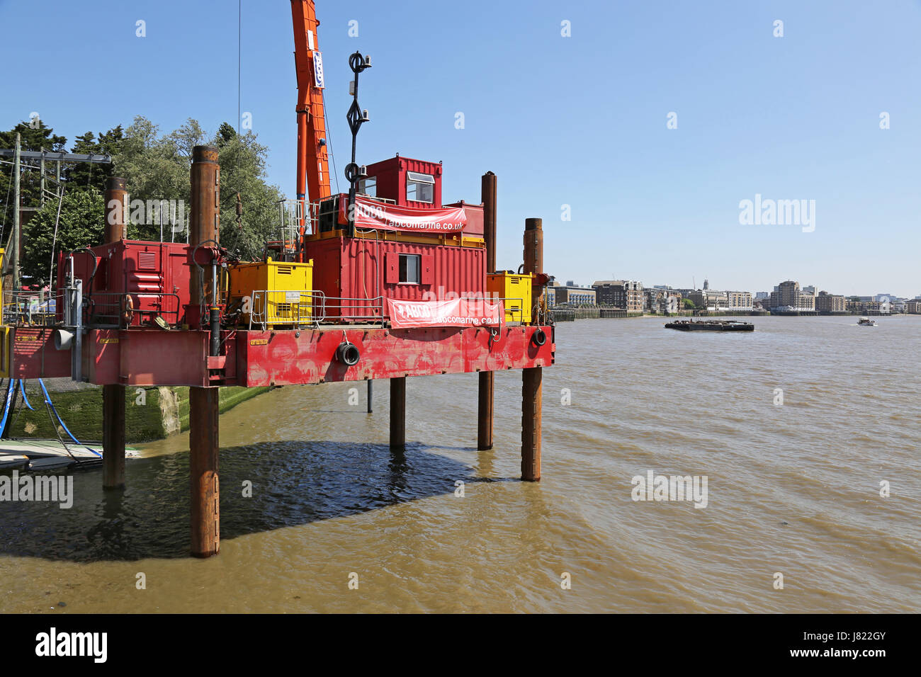Une plate-forme de construction barge à Shadwell Basin sur la Tamise à l'Est de Londres s'engage un travail préliminaire pour le projet de tunnel Thames Tideway. Banque D'Images