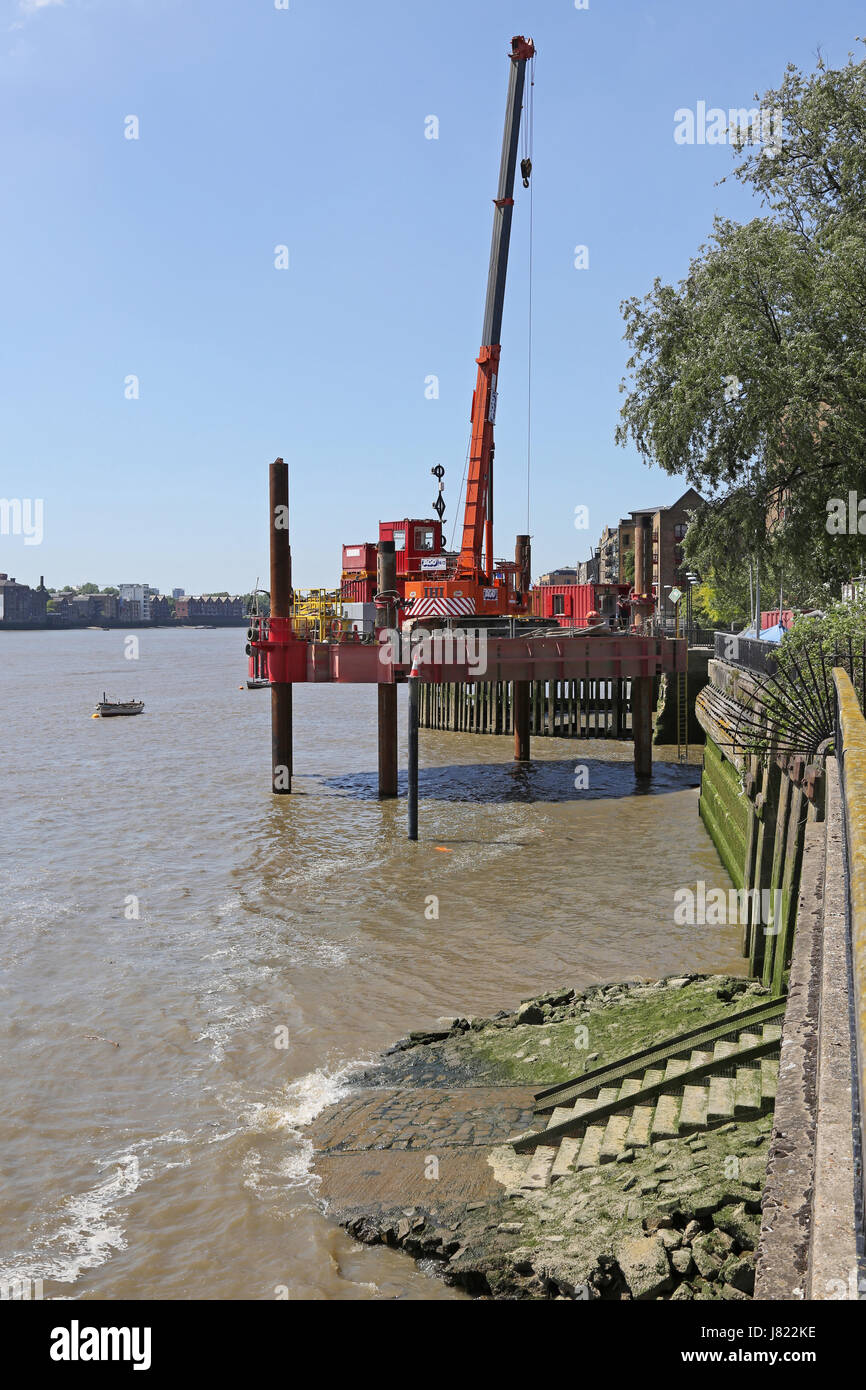 Une plate-forme de construction barge à Shadwell Basin sur la Tamise à l'Est de Londres s'engage un travail préliminaire pour le projet de tunnel Thames Tideway. Banque D'Images