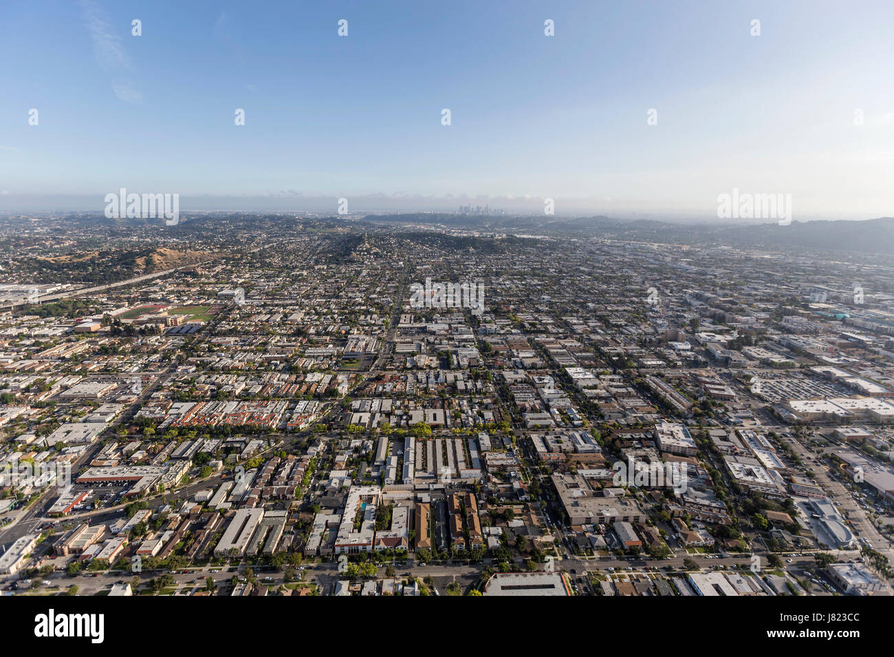 Vue aérienne de Glendale en Californie les quartiers à Los Angeles en arrière-plan. Banque D'Images