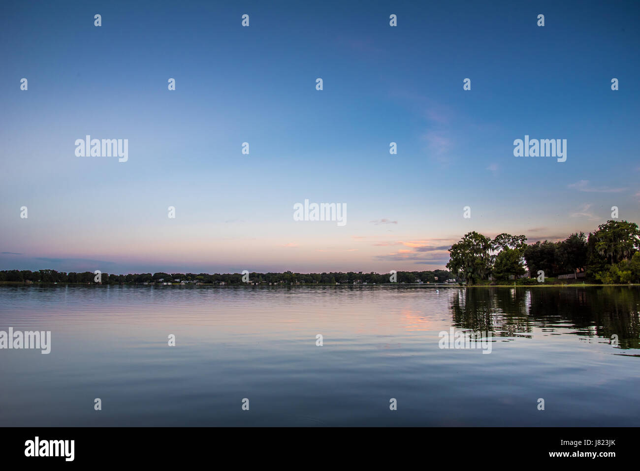 Nuit de lune sur un lac Banque D'Images