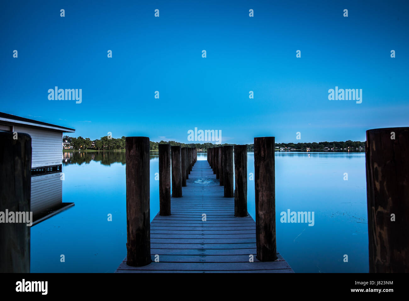 Nuit de lune sur un lac Banque D'Images