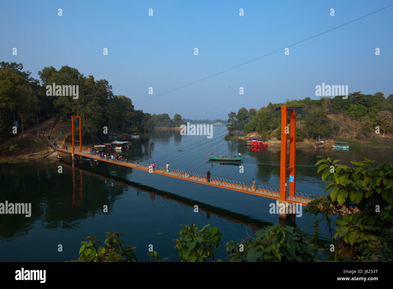 Un pont suspendu sur le lac de Kaptai à Rangamati, au Bangladesh. Banque D'Images