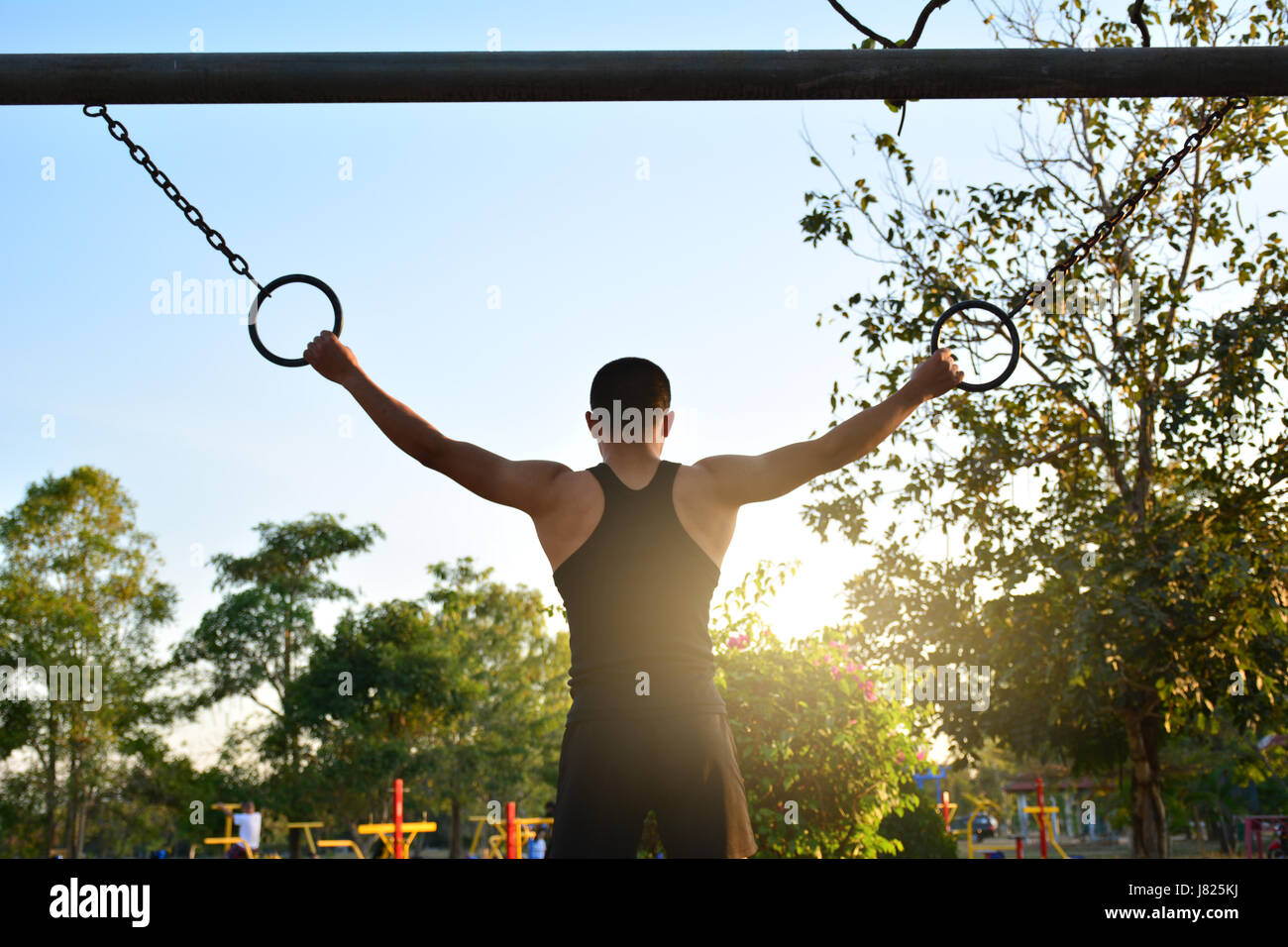 L'homme de l'exercice dans un parc public pour la santé, construire le muscle mince Banque D'Images