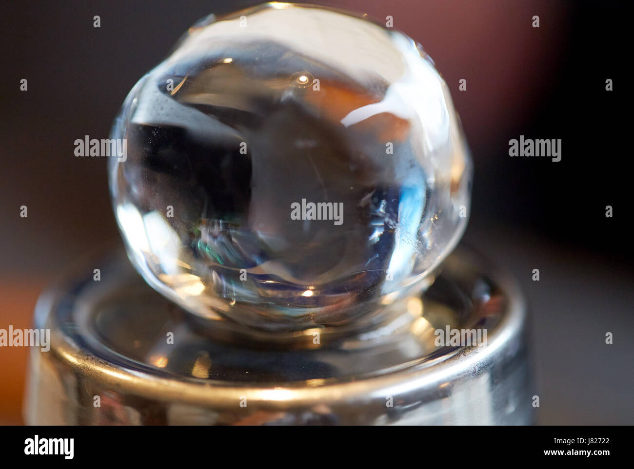 Boule de glace à la main sur le dessus de shaker à bar Banque D'Images