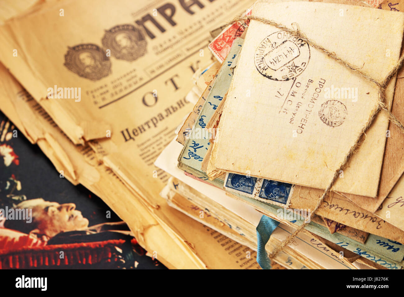 Une pile de lettres de l'ancien code postal du 20e siècle et les funérailles photo de Staline sur le journal Pravda Banque D'Images
