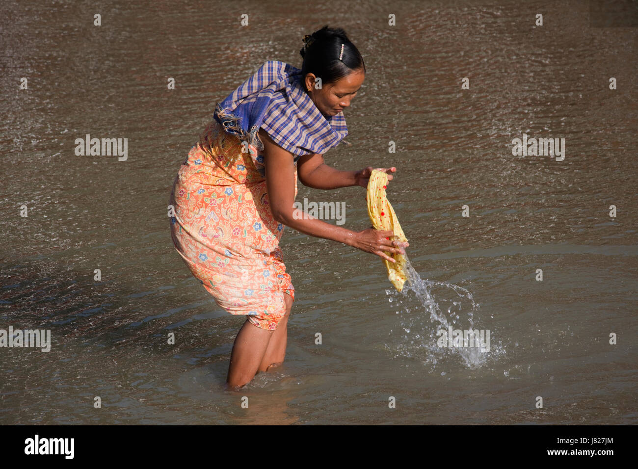 En Asie, LE MYANMAR (BIRMANIE), de la région de Magway, Lat Pan, femme laver les vêtements à l'river Banque D'Images