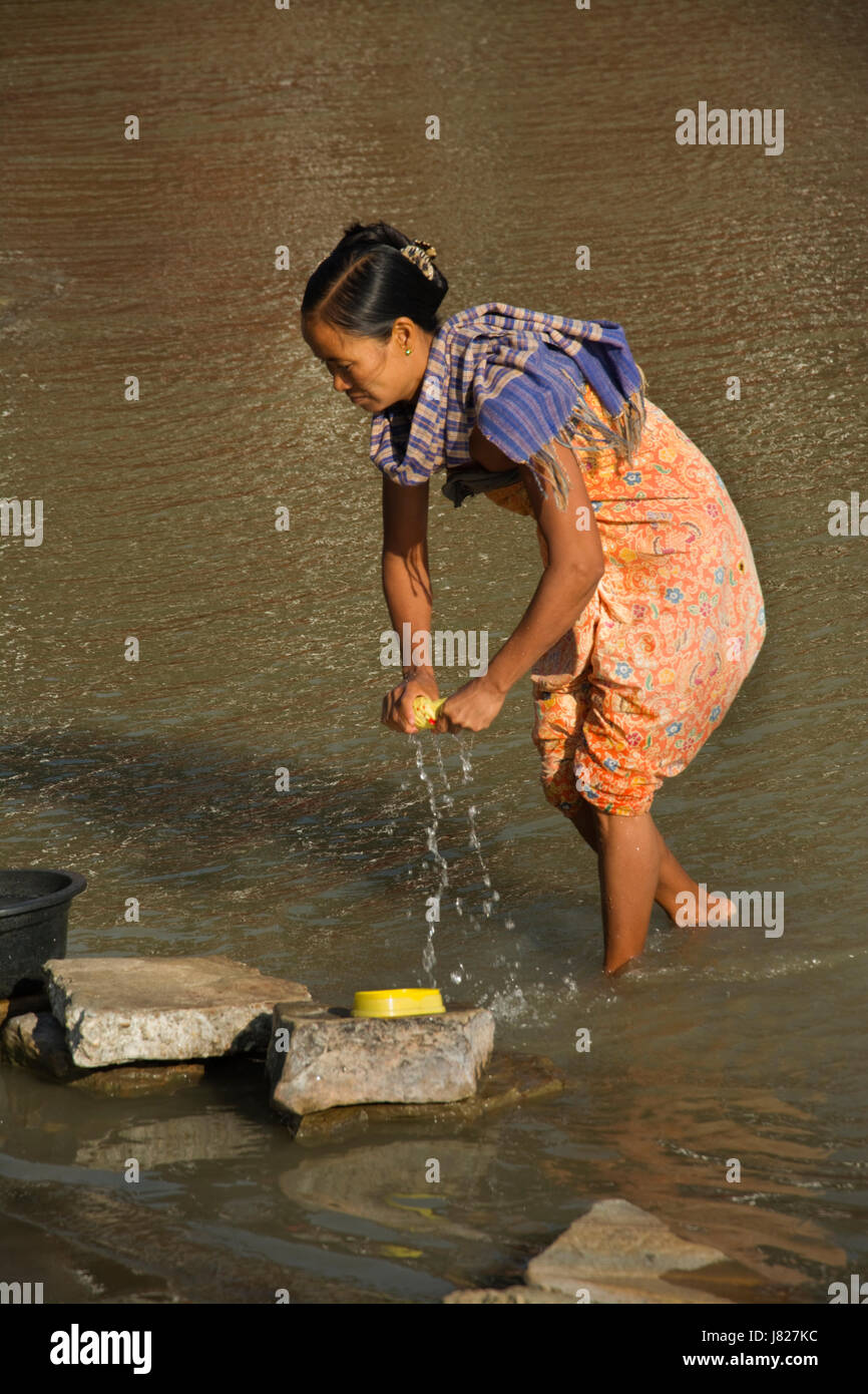 En Asie, LE MYANMAR (BIRMANIE), de la région de Magway, Lat Pan, femme laver les vêtements à l'river Banque D'Images