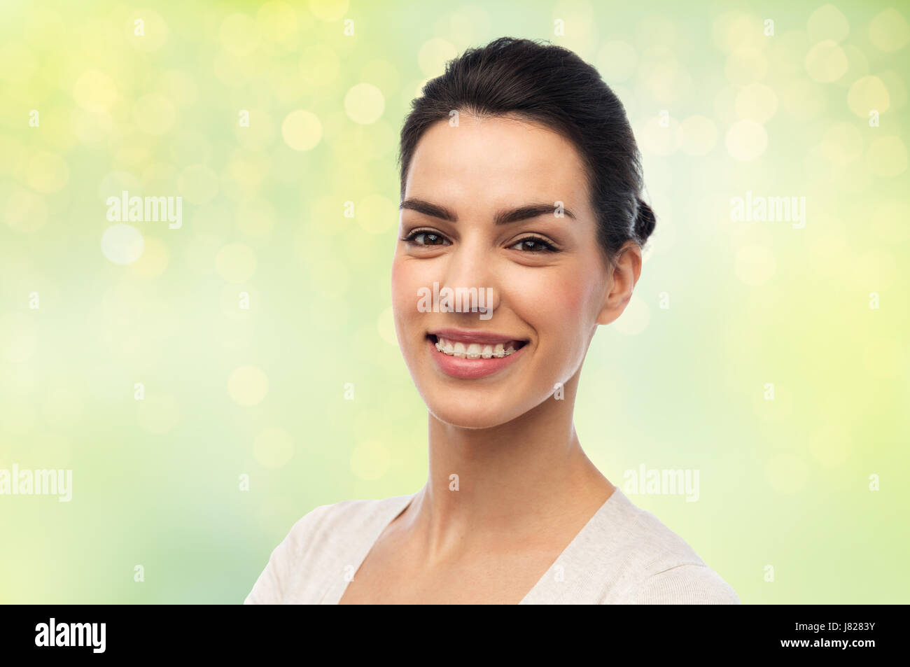 Happy smiling young woman with braces Banque D'Images