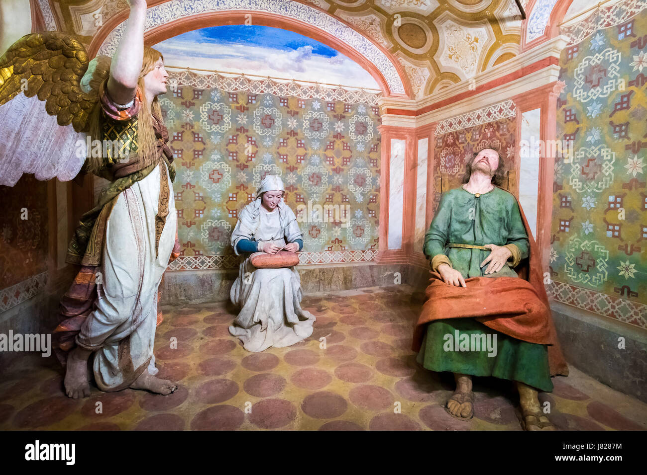 Sacro Monte di Varallo, Piémont, Italie, le 24 mai 2017 - scène biblique représentation de Saint Joseph rêve d'un ange tout en Vierge Marie coud Banque D'Images