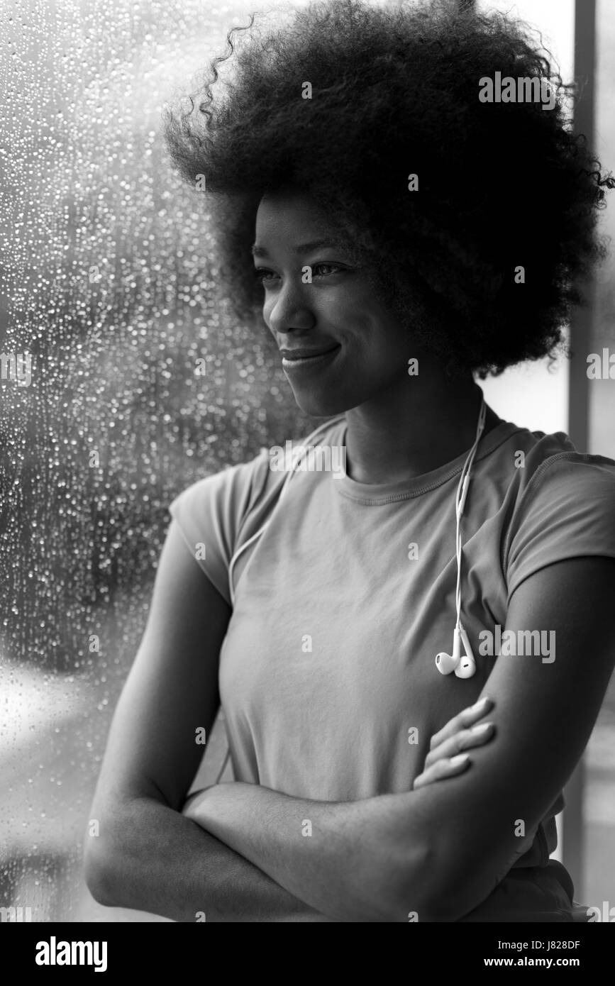 Portrait de femme jeune dans la salle de sport sur workout pause pendant l'écoute de la musique sur l'écouteur et le dancing jour de pluie et de mauvais temps outdooor Banque D'Images