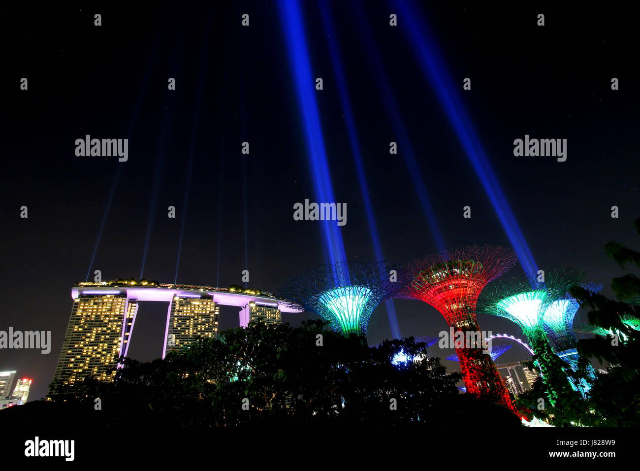 Vue de Marina Bay Sands et le top de l'Supertrees dans les jardins de la baie.show laser Banque D'Images
