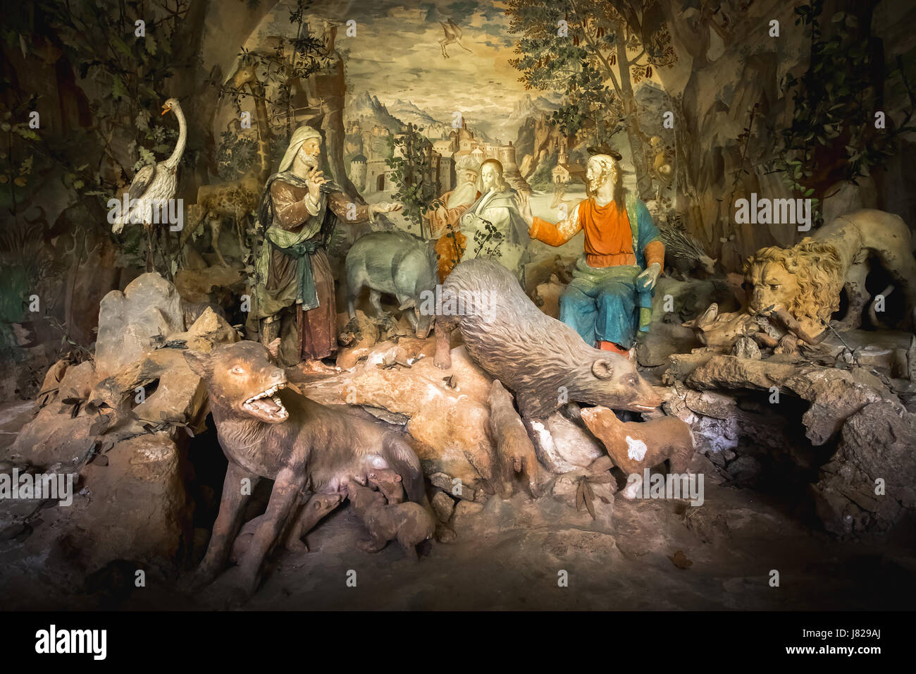 Sacro Monte di Varallo, Piémont, Italie, le 23 mai 2017 - une représentation d'une scène biblique Jésus Christ en terre cuite entouré d'animaux féroces Banque D'Images