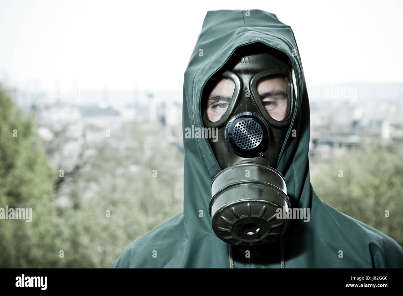 Protection respiratoire en cas de catastrophe nucléaire homme masque à gaz fumée fumer fume fume industrie Banque D'Images