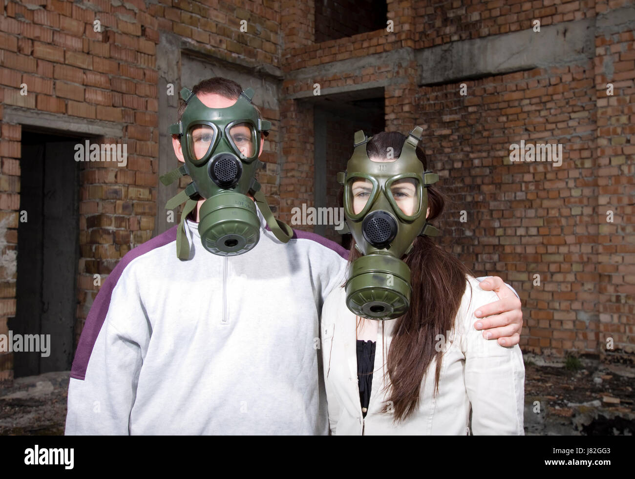 Catastrophe bizarre dans l'amour l'amour masque tombé en amour couple nucléaire masque à gaz Banque D'Images