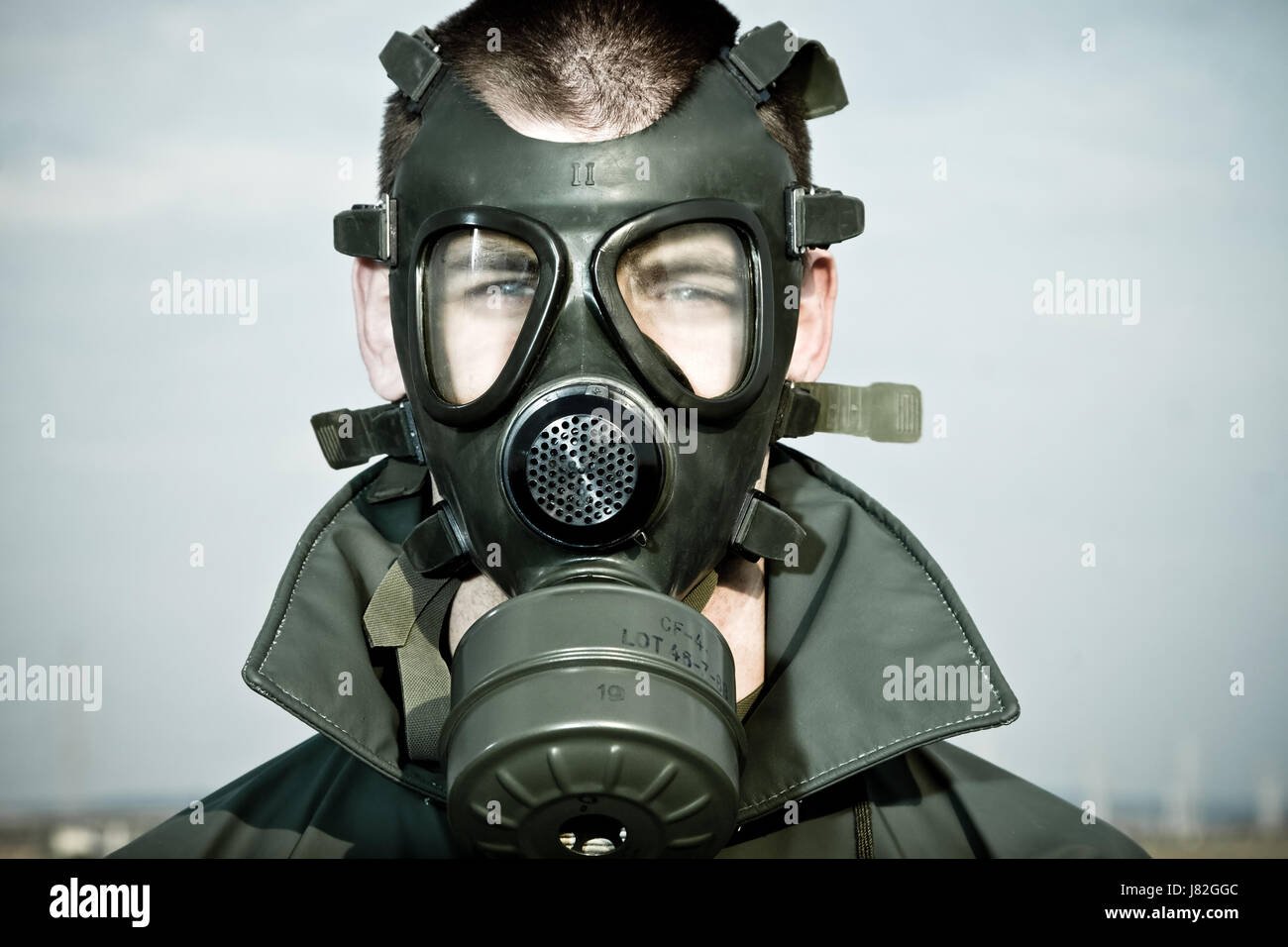 Protection respiratoire en cas de catastrophe nucléaire homme masque à gaz fumée fumer fume fume industrie Banque D'Images