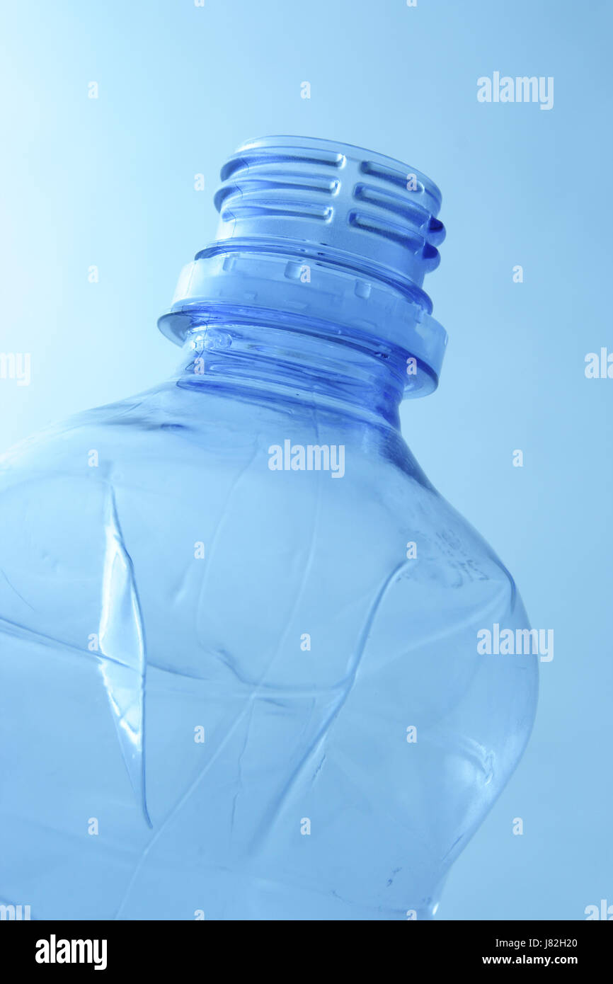 Flacon PET bleu matériau synthétique en plastique vide conteneurs conteneurs de recyclage Banque D'Images