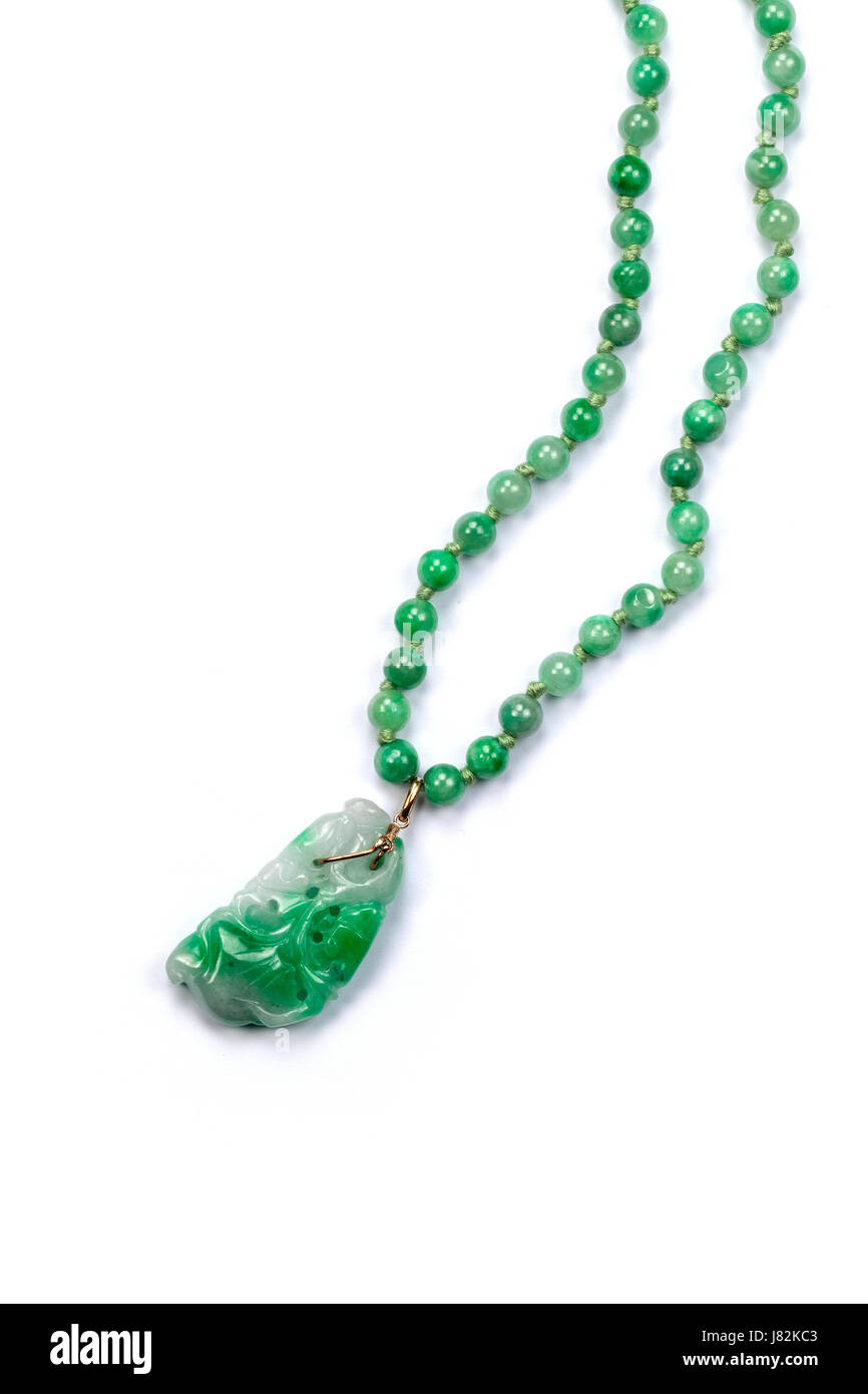 Pendentif en jade sculpté sur le collier de perles de jade. Banque D'Images