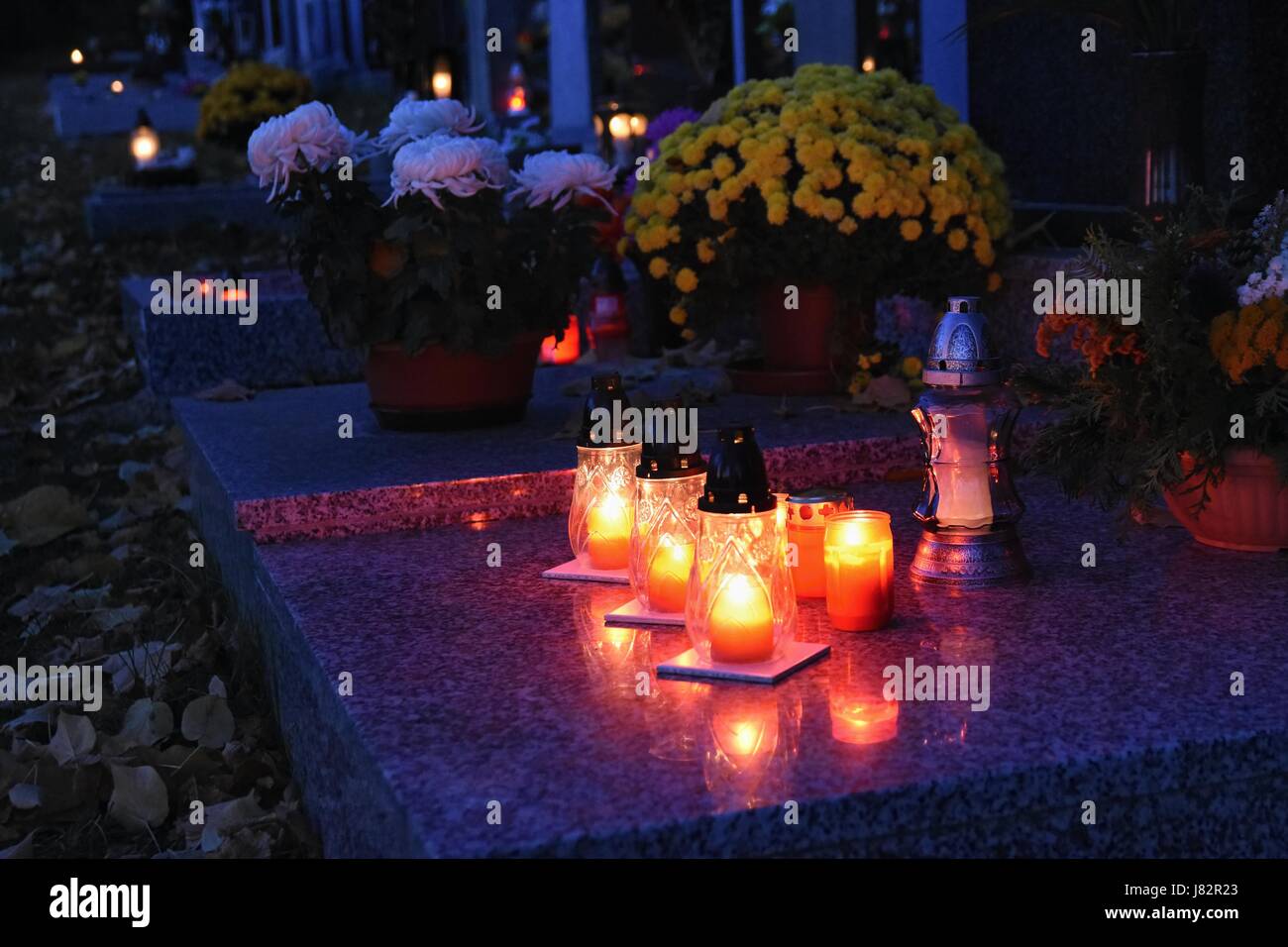 Beau concept d'automne. Cimetière et l'Halloween. Bougie dans une lanterne sur la tombe. Arrière-plan de l'Halloween. Banque D'Images