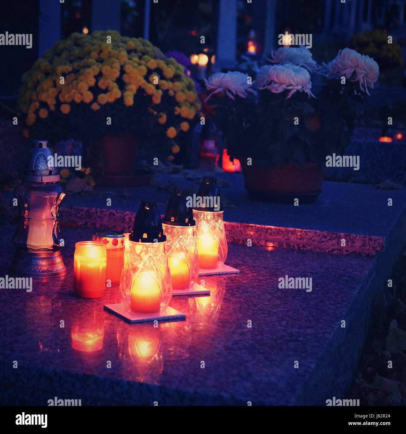 Beau concept d'automne. Cimetière et l'Halloween. Bougie dans une lanterne sur la tombe. Arrière-plan de l'Halloween. Banque D'Images