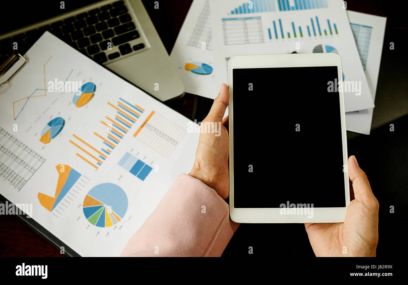 L'homme en utilisant le téléphone mobile à la main, écran tactile. Recherche Chef de projet Processus. Le travail de l'Équipe Entreprises Bureau moderne de démarrage. Banque D'Images