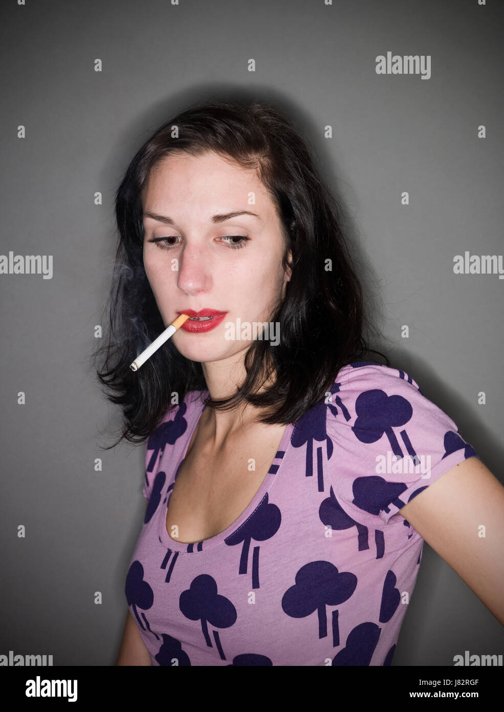 Cigarette femme dame féminin de l'être humain personne vintage lust addiction Banque D'Images