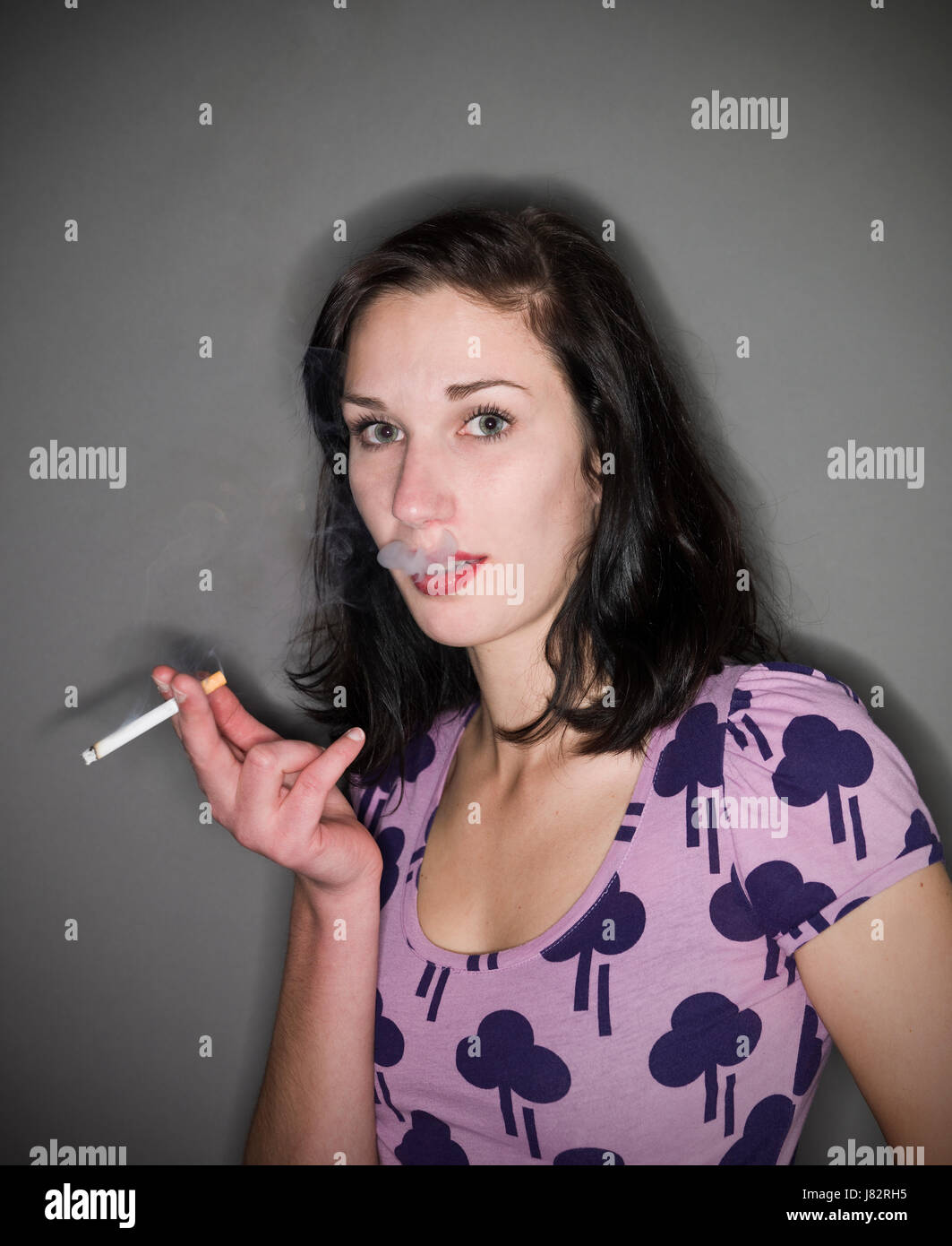 Cigarette femme dame féminin de l'être humain nuage personne vintage lust Banque D'Images