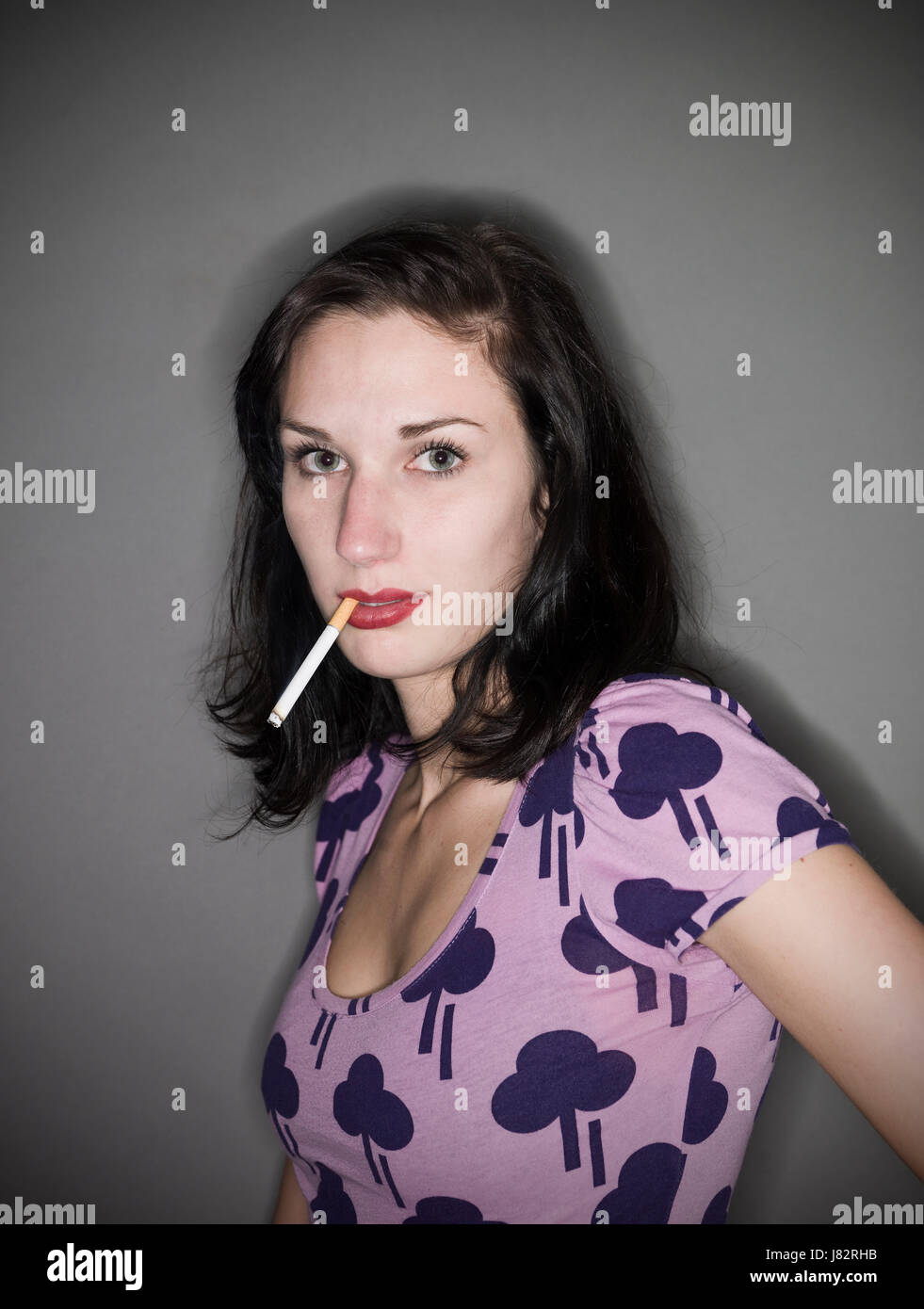 Cigarette femme dame féminin de l'être humain personne vintage lust addiction Banque D'Images