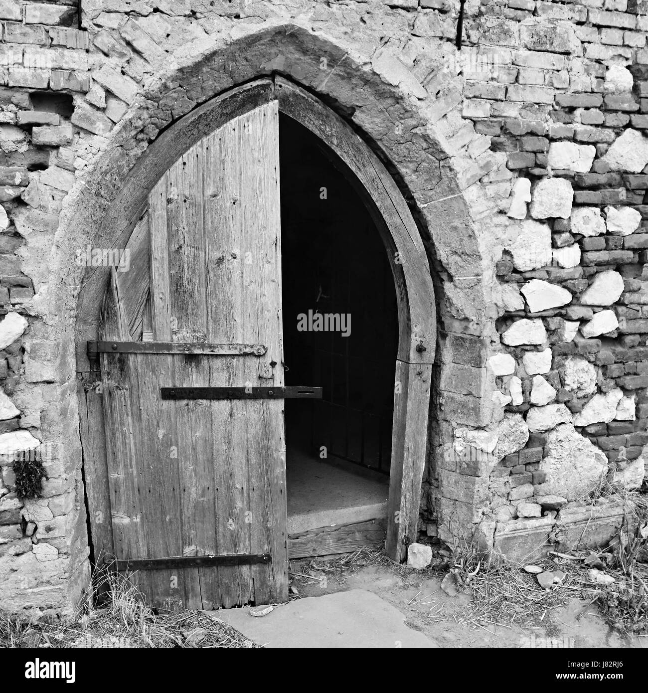 Ouvrir la porte de l'église ancienne avec un mur de briques. Banque D'Images