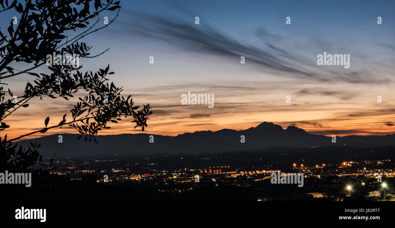 Silhouette de la Gran Sasso dans les Abruzzes au coucher du soleil qui ressemble à l'image de la beauté de sommeil Banque D'Images