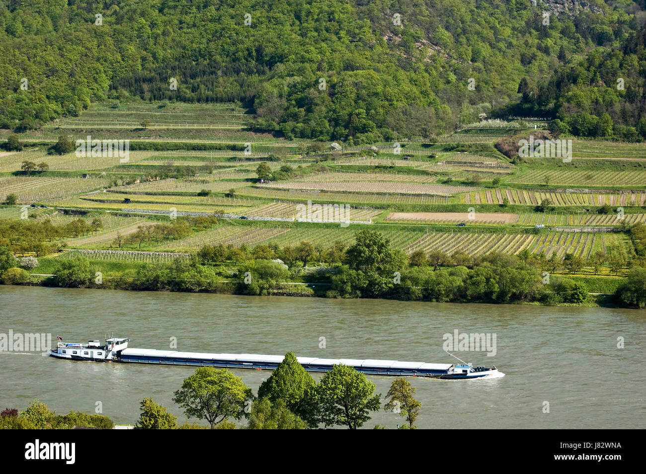 Bateau de transport de marchandises par voie navigable du Danube bateau de navigation intérieure de la voile aviron Banque D'Images