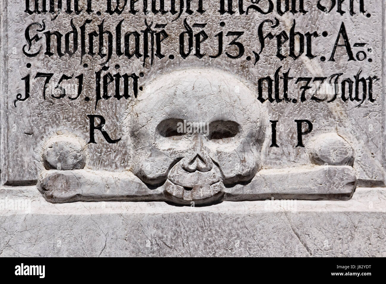 Pierre tombale cimetière police typographie tombe tombstone squelette crâne grave Photo Stock