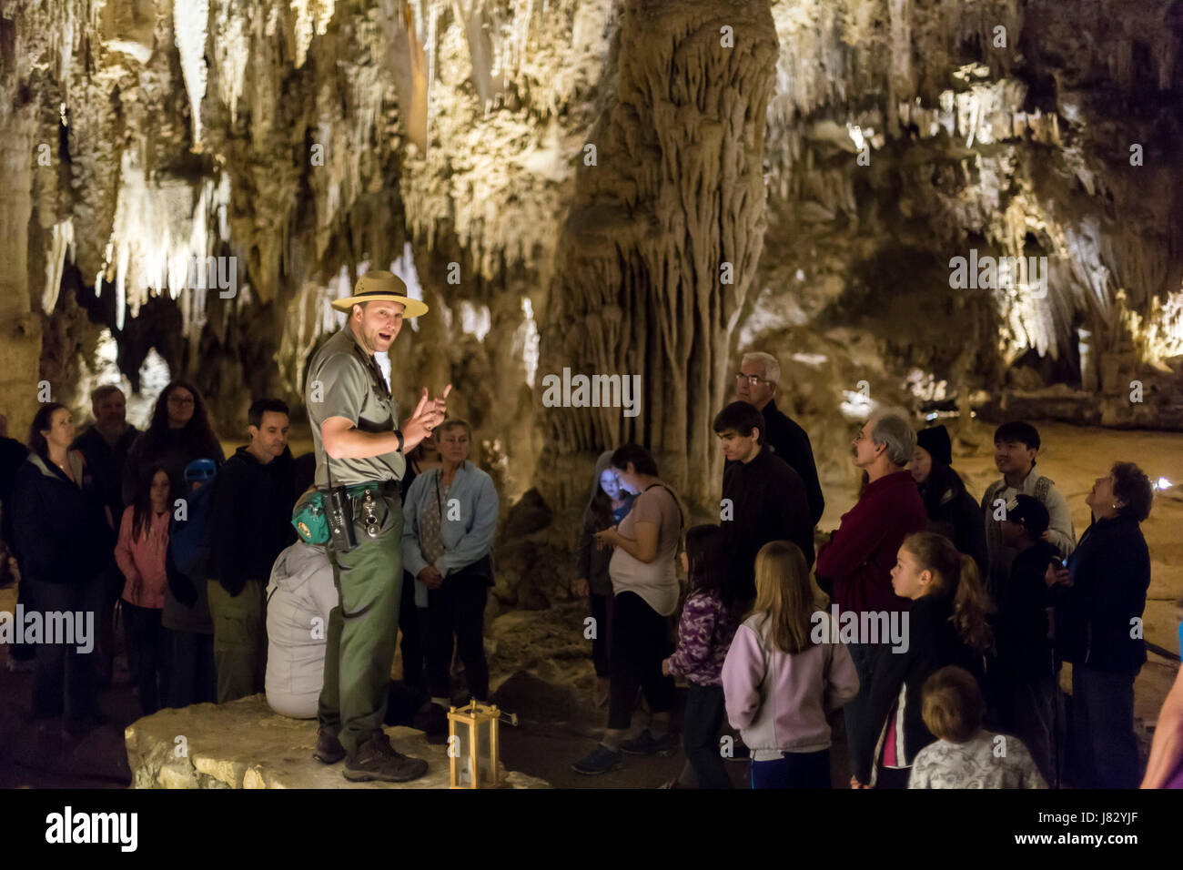 Carlsbad Caverns National Park, New Mexico - Un Service National Park ranger guide les visiteurs dans une visite de la région de Kings Palace à Carlsbad Caverns. Banque D'Images