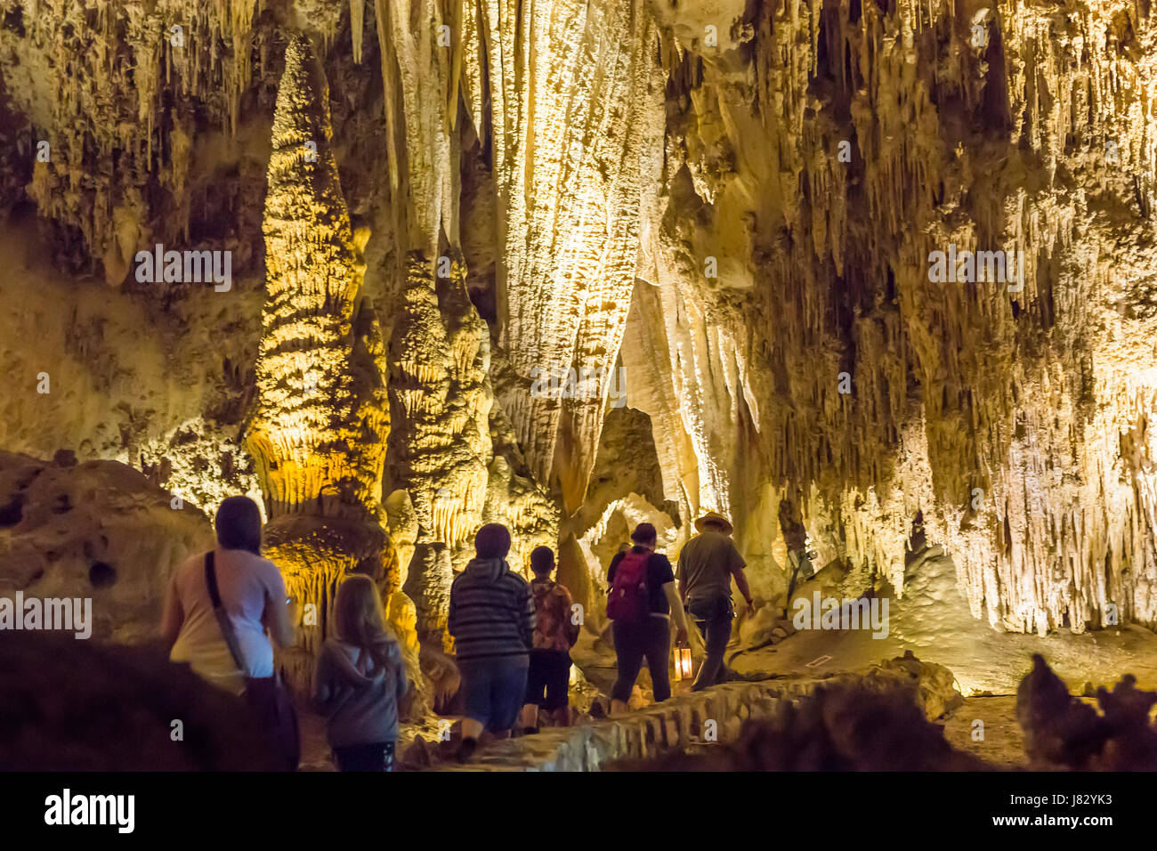 Carlsbad Caverns National Park, New Mexico - Un Service National Park ranger guide les visiteurs dans une visite de la région de Kings Palace à Carlsbad Caverns. Banque D'Images