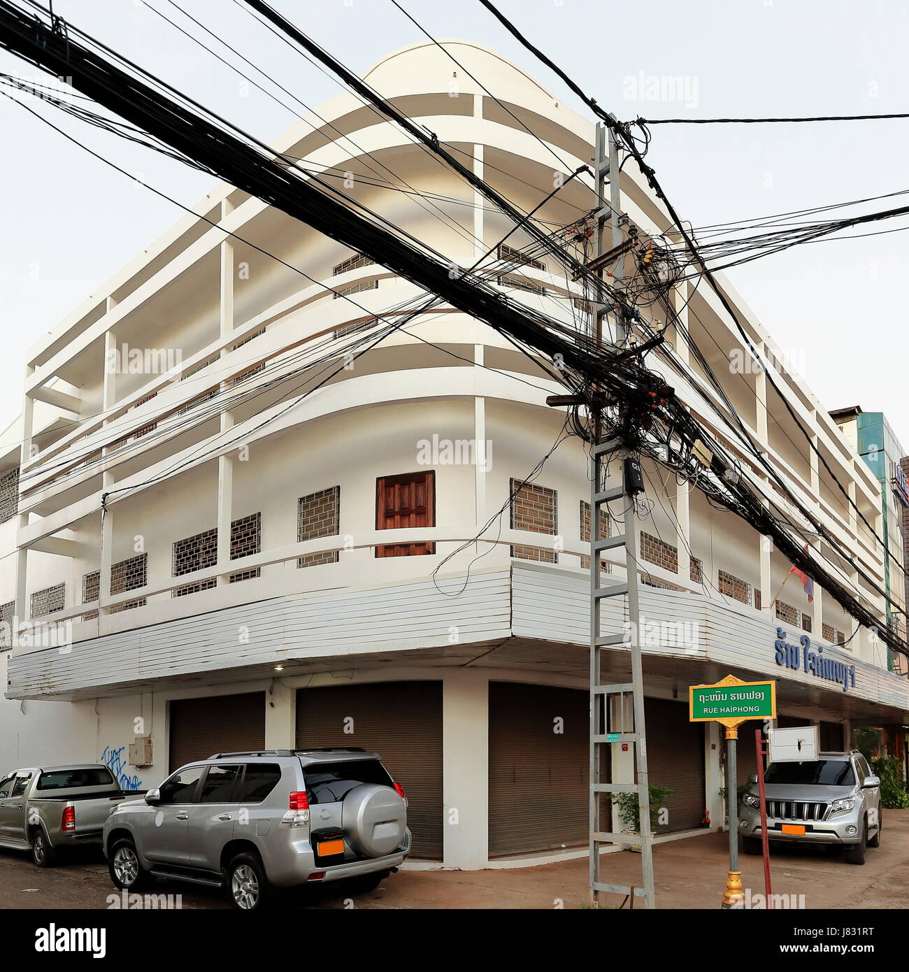 Vientiane, Laos-October 13, 2015 : Le système électrique laotien forment souvent de grands écheveaux des fils sur les poteaux placés dans le centre-ville occupant seve Banque D'Images