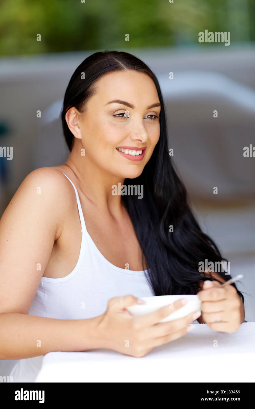 Belle femme manger Banque D'Images