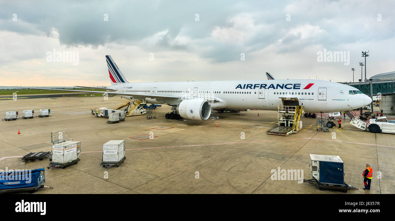 Boeing 777-300ER d'Air France à l'aéroport Charles de Gaulle, France Banque D'Images