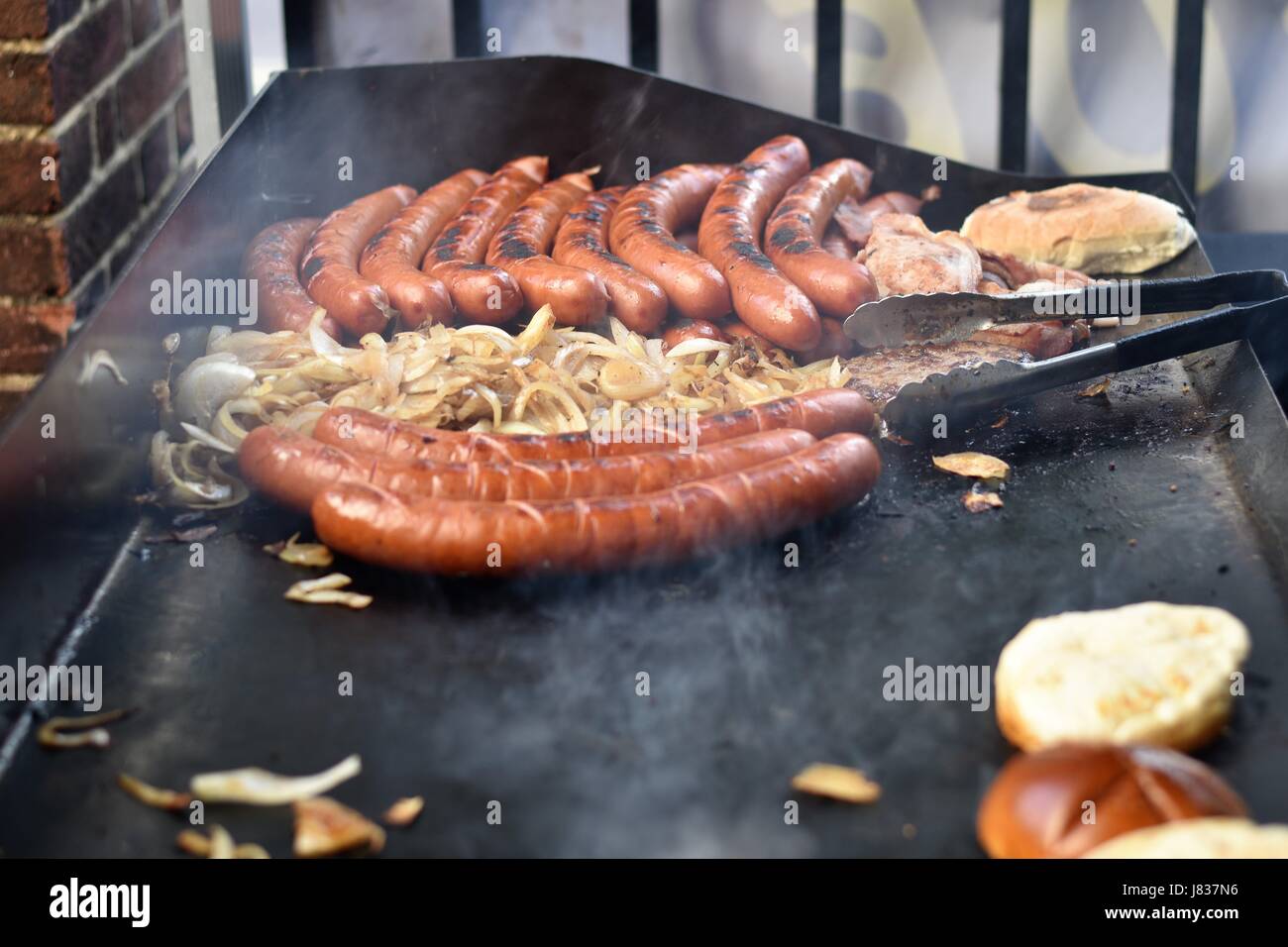 La cuisson des hot dogs Banque D'Images