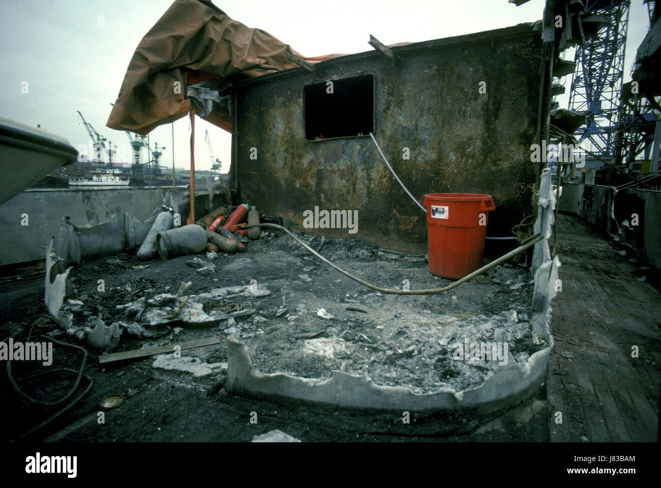 AJAXNETPHOTO. 1987. HEBBURN, Angleterre. - L'ÉPAVE D'INCENDIE - VESTIGES DE SUPERSTRUCTURE SUPER YACHT APRÈS LA BOUTEILLE DE GAZ PROPANE EXPLOSION À BORD ET LES FEU VIOLENT. PHOTO:JONATHAN EASTLAND/AJAX REF:22506 1 62 Banque D'Images
