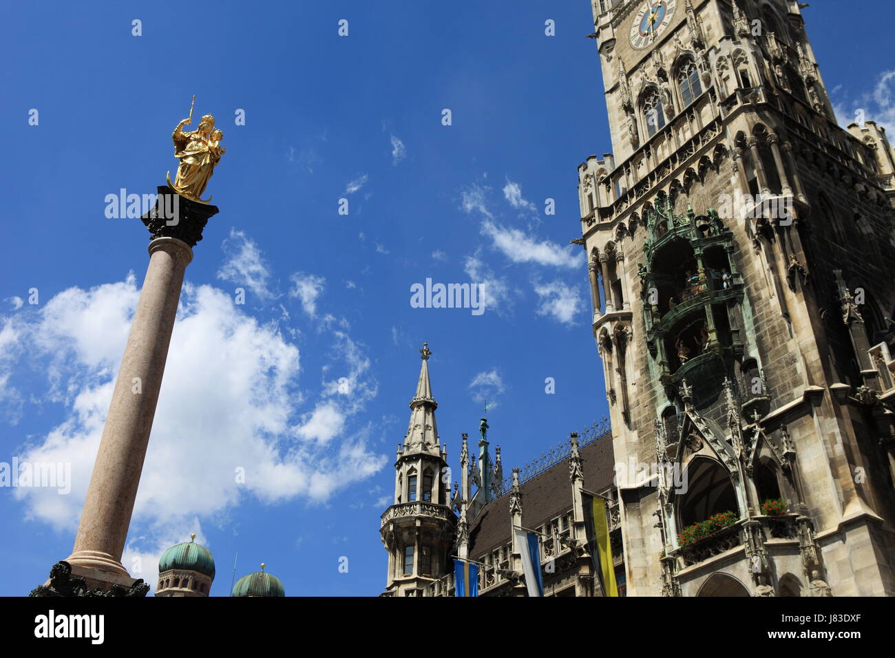 Nouvel hôtel de ville avec la colonne mariale et glockenspiel Banque D'Images